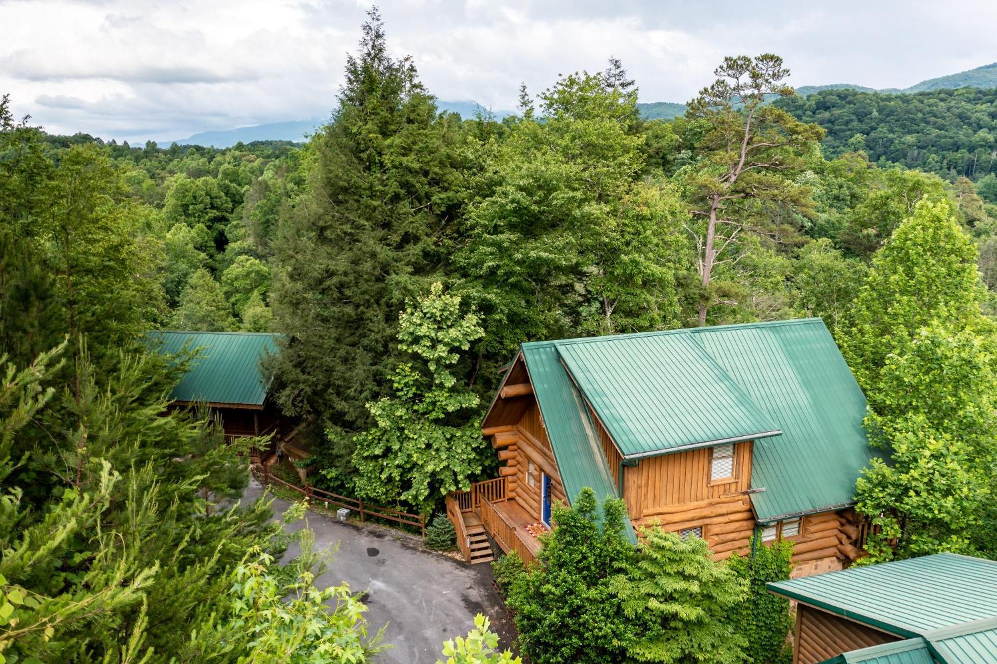 Smokies Boutique Cabins: Mountain Retreat with Resort Amenities Gatlinburg Exterior photo